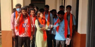 ಸ್ಕಾರ್ಫ್ ವಿವಾದ: ಕೇಸರಿ ಶಲ್ಯ ಧರಿಸಿಕೊಂಡು ಕಾಲೇಜಿಗೆ ಬಂದ ವಿದ್ಯಾರ್ಥಿಗಳು!!