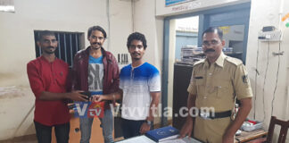 ಮಂಗಳೂರು: ಬಸ್ಸಿನಲ್ಲಿ ಸಿಕ್ಕಿದ ಪರ್ಸ್ವೊಂದನ್ನು ಹಸ್ತಾಂತರಿಸಿ ಮಾನವೀಯತೆ ಮೆರೆದ ಯುವಕರು..!