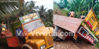 ವಿಟ್ಲ: ರಸ್ತೆಯಲ್ಲೇ ಹೂತು ಹೋದ ಕಲ್ಲು ಸಾಗಿಸುತ್ತಿದ್ದ ಲಾರಿ..!