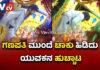 ಉಪೇಂದ್ರ ಸಿನಿಮಾ ಶೈಲಿಯಲ್ಲಿ ದೇವರಿಗೆ ಆವಾಜ್ ಹಾಕಿದ ಯುವಕ.!? ಮೆರವಣಿಗೆ ವೇಳೆ ಚಾಕು ಹಿಡಿದು ಯುವಕನ ಹುಚ್ಚಾಟ