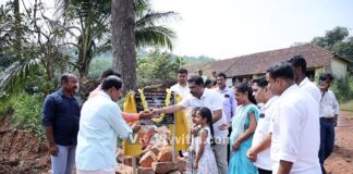 ಪುತ್ತೂರು: ಆರ್ಲಪದವು ವಿದ್ಯಾಶ್ರೀ ಫ್ರೆಂಡ್ಸ್ ಚಾರಿಟೇಬಲ್ ಟ್ರಸ್ಟ್ನ ಸಾರಥ್ಯದಲ್ಲಿ ಪಾಣಾಜೆ ಒಡ್ಯ ಶಾಲೆಗೆ ಅಡಿಕೆ ತೋಟ ಹಸ್ತಾಂತರ- ಪತ್ರಕರ್ತ ಸಂತೋಷ್ ಕುಮಾರ್ ಗೆ ಸನ್ಮಾನ
