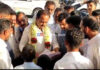 ವಿಟ್ಲ: ಅಭಿನಂದನಾ ಕಾರ್ಯಕ್ರಮದಲ್ಲಿ ಅಶೋಕ್ ಕುಮಾರ್ ರೈ ಅವರಿಗೆ ಪತ್ರ ನೀಡಿದ ಬಾಲಕರು; ಮಕ್ಕಳ ಪತ್ರ ಕಂಡು ಸಂಭ್ರಮಿಸಿದ ನೂತನ ಶಾಸಕರು..!!
