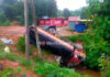 ಬಂಟ್ವಾಳ: ರಸ್ತೆ ಬದಿಯ ಚರಂಡಿಗೆ ಬಿದ್ದ ಲಾರಿ; ಚಾಲಕ, ಕ್ಲೀನರ್ ಪ್ರಾಣಾಪಾಯದಿಂದ ಪಾರು
