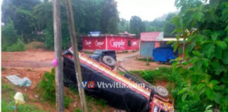 ಬಂಟ್ವಾಳ: ರಸ್ತೆ ಬದಿಯ ಚರಂಡಿಗೆ ಬಿದ್ದ ಲಾರಿ; ಚಾಲಕ, ಕ್ಲೀನರ್ ಪ್ರಾಣಾಪಾಯದಿಂದ ಪಾರು