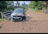 ಕಿನ್ನಿಗೋಳಿ: ನಿಯಂತ್ರಣ ತಪ್ಪಿ ತಡೆ ಬೇಲಿಗೆ ಡಿಕ್ಕಿ ಹೊಡೆದ ಕಾರು..!