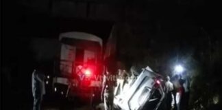 ಸೇತುವೆಯಿಂದ ಚಲಿಸುತ್ತಿದ್ದ ರೈಲಿನ ಮೇಲೆ ಬಿದ್ದ ಕಾರು – ಮೂವರು ಸಾವು, ಇಬ್ಬರಿಗೆ ಗಾಯ