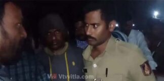 ಗಂಡ ಹೆಂಡತಿ ಮಧ್ಯೆ ಮಗುವಿಗಾಗಿ ಜಗಳ – ಸಮಸ್ಯೆ ಬಗೆಹರಿಸಲು ಬಂದ ಪೊಲೀಸರನ್ನೇ ಕೂಡಿ ಹಾಕಿದ ಗ್ರಾಮಸ್ಥರು