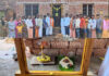 ವಿಟ್ಲ : ಸಿದ್ದಿವಿನಾಯಕ ಯುವಕ ಮಂಡಲ ಧರ್ಮನಗರ ಕಂಬಳಬೆಟ್ಟು ಇವರ ನೇತೃತ್ವದಲ್ಲಿ ಬಡ ಕುಟುಂಬಕ್ಕೆ ನಿರ್ಮಿಸಿಕೊಡುತ್ತಿರುವ ನೂತನ ಮನೆಗೆ ಮುಖ್ಯದ್ವಾರವನ್ನು ಇಡುವ ಕಾರ್ಯಕ್ರಮ