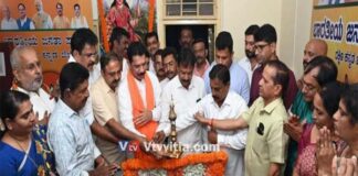 ಮಂಗಳೂರು : ಬಿಜೆಪಿ ಗೆಲುವಿನ ಕಾರ್ಯಾಲಯವನ್ನು ನಳಿನ್ ಕುಮಾರ್ ಕಟೀಲ್ ದೀಪ ಬೆಳಗಿಸಿ ಉದ್ಘಾಟನೆ