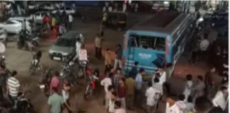 ಉಪ್ಪಿನಂಗಡಿ: ಹಿಮ್ಮುಖವಾಗಿ ಚಲಿಸಿದ ಖಾಸಗಿ ಬಸ್ : ಅಂಗಡಿ ಮತ್ತು ವಾಹನಗಳಿಗೆ ಹಾನಿ