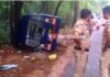 ಬೆಳ್ತಂಗಡಿ: ಇನೋವಾ ಕಾರು ಎರಡು ಪೊಲೀಸ್ ವಾಹನಗಳಿಗೆ ಡಿಕ್ಕಿ: ಪೊಲೀಸ್ ವ್ಯಾನ್ ಪಲ್ಟಿ