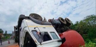 ಭಟ್ಕಳ : ಬಸ್ ತಪ್ಪಿಸಲು ಹೋಗಿ ಟ್ಯಾಂಕರ್ ಪಲ್ಟಿ…!!