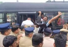 ತಮಿಳುನಾಡು ಸಿಎಂ ವಿಜಯ್ಗೆ ಕಪ್ಪು ಬಾವುಟ ಪ್ರದರ್ಶಿಸಲು ಯತ್ನ: ಕರವೇ ಕಾರ್ಯಕರ್ತರು ಪೊಲೀಸ್ ವಶಕ್ಕೆ