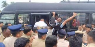 ತಮಿಳುನಾಡು ಸಿಎಂ ವಿಜಯ್ಗೆ ಕಪ್ಪು ಬಾವುಟ ಪ್ರದರ್ಶಿಸಲು ಯತ್ನ: ಕರವೇ ಕಾರ್ಯಕರ್ತರು ಪೊಲೀಸ್ ವಶಕ್ಕೆ