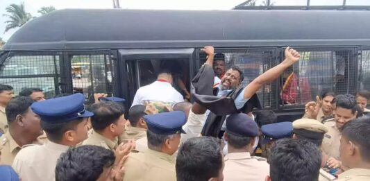 ತಮಿಳುನಾಡು ಸಿಎಂ ವಿಜಯ್ಗೆ ಕಪ್ಪು ಬಾವುಟ ಪ್ರದರ್ಶಿಸಲು ಯತ್ನ: ಕರವೇ ಕಾರ್ಯಕರ್ತರು ಪೊಲೀಸ್ ವಶಕ್ಕೆ