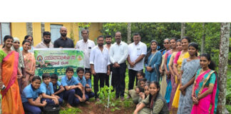 ಯುವವಾಹಿನಿ ಮಾಣಿ ಘಟಕ ವತಿಯಿಂದ ಮಜಿ ವೀರಕಂಬ ಶಾಲಾ ಮುಖಮಂಟಪಕ್ಕೆ ಅಳವಡಿಸಿದ ಮುಚ್ಚಿಗೆ ಸೀಟ್ ಸಮರ್ಪಣೆ ಹಾಗೂ ಯುವ ವೃಕ್ಷೋತ್ಸವ ಕಾರ್ಯಕ್ರಮ