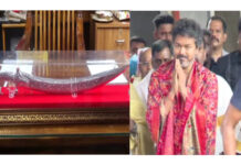 ಕೊಲ್ಲೂರು ಮೂಕಾಂಬಿಕೆಗೆ 1.6 ಕೆಜಿ ತೂಕದ ಬೆಳ್ಳಿ ಖಡ್ಗ ಅರ್ಪಿಸಿದ ಸಿಎಂ ವಿಜಯ್