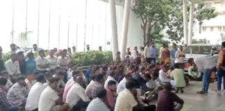 ಗ್ರಾಮ ಆಡಳಿತ ಅಧಿಕಾರಿ ದಾರುಣ ಸಾವು: ‘ಕೆಲಸದ ಒತ್ತಡವೇ ಕಾರಣ’ ಎಂದು ಸರ್ಕಾರಿ ನೌಕರರ ಪ್ರತಿಭಟನೆ