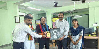ಹಿಂದು ಸಂಘಟನೆಗಳಿಗೆ ಪಾಠ ಮಾಡೋ ಶಾಸಕರು ಶೂ ತೆಗೆಯದೆ ದೇವರ ಪೋಟೋ ಸ್ವೀಕಾರ…!
