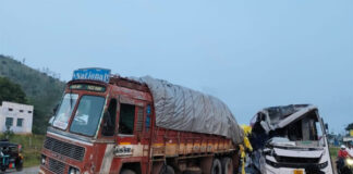 KSRTC ಬಸ್, ಲಾರಿ ಮಧ್ಯೆ ಭೀಕರ ಅಪಘಾತ – ಬಸ್ ಚಾಲಕ ದುರ್ಮರಣ, ಹಲವರಿಗೆ ಗಾಯ