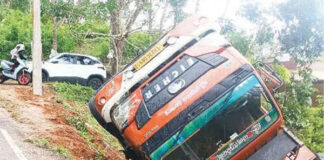 ಕಾಸರಗೋಡು: ಗೂಗಲ್ ಮ್ಯಾಪ್ ನೋಡಿ ಲಾರಿ ಚಾಲನೆ – ಬೈಕ್ ಗೆ ಡಿಕ್ಕಿ ಹೊಡೆದು ಕಂದಕಕ್ಕೆ ಉರುಳಿದ ಲಾರಿ, ಚಾಲಕ ಪಾರು